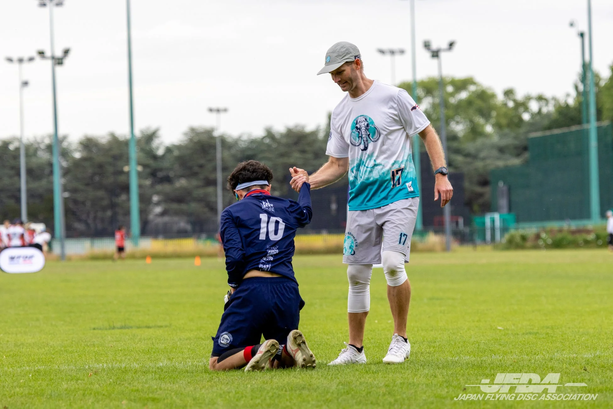 選手がもう一人の選手を助ける様子