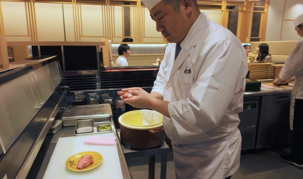 寿司職人が寿司を握る様子
