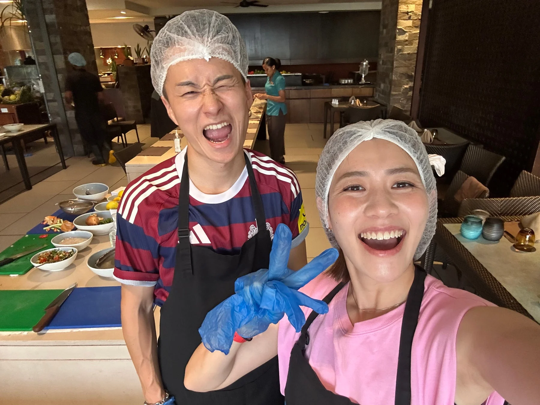 料理教室を楽しむ男女