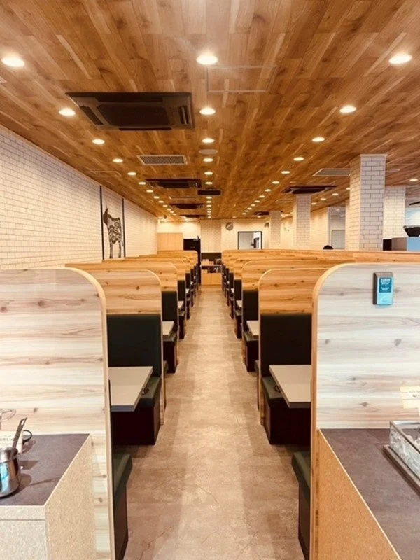 木目を基調とした落ち着いた雰囲気の店内