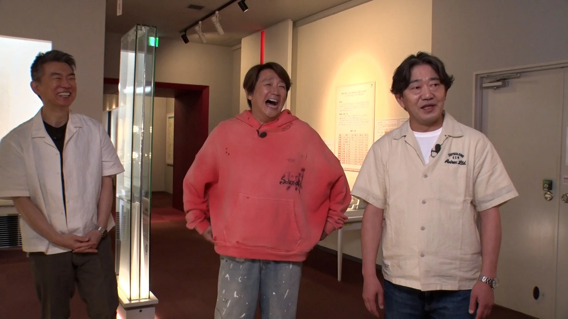 室内で楽しそうに話す3人