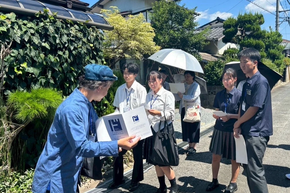ガイドブックを見ている様子