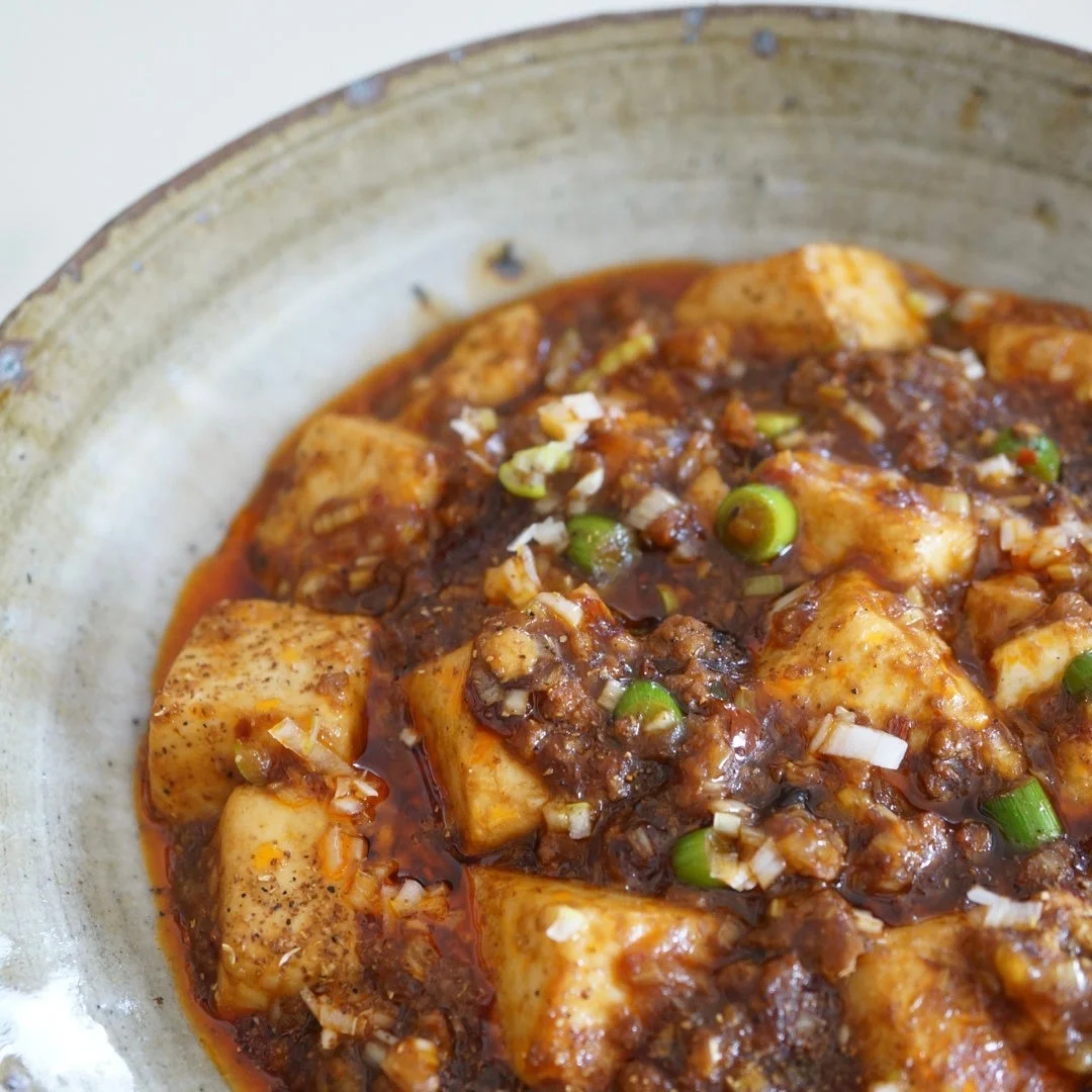 素朴な器に盛られた麻婆豆腐