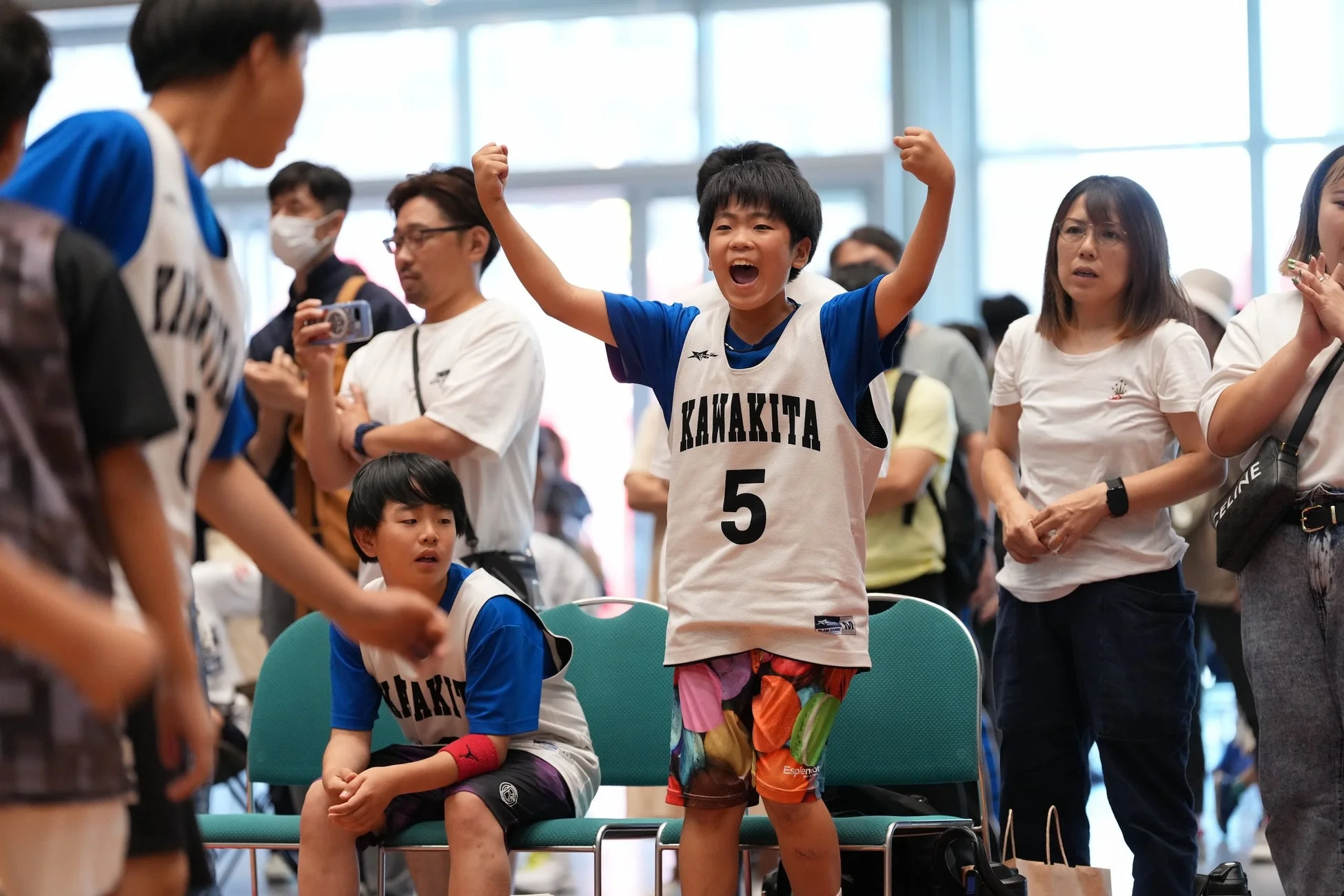 バスケットボールの試合で応援する少年