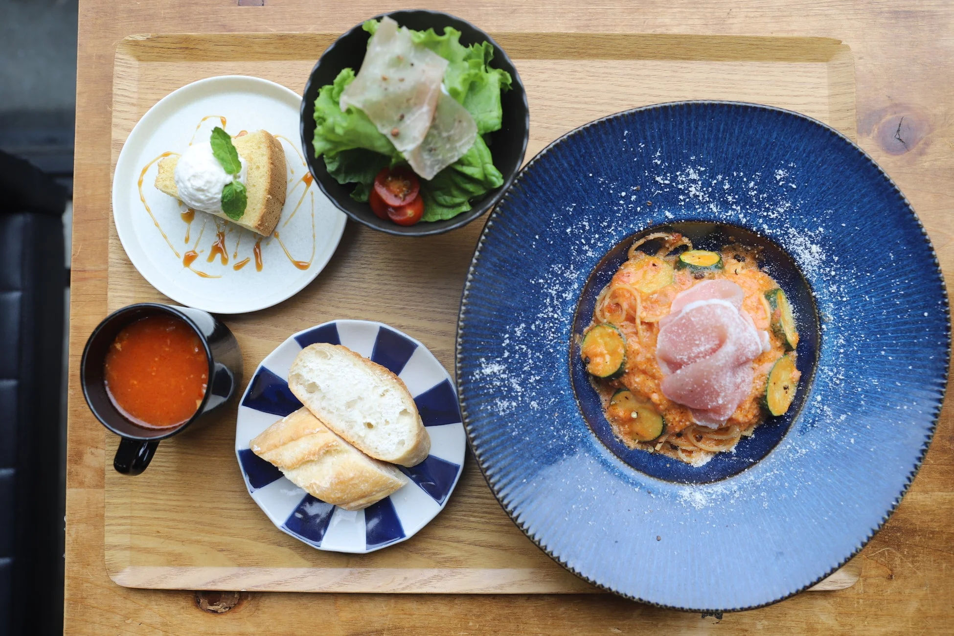 パスタとサラダのランチ