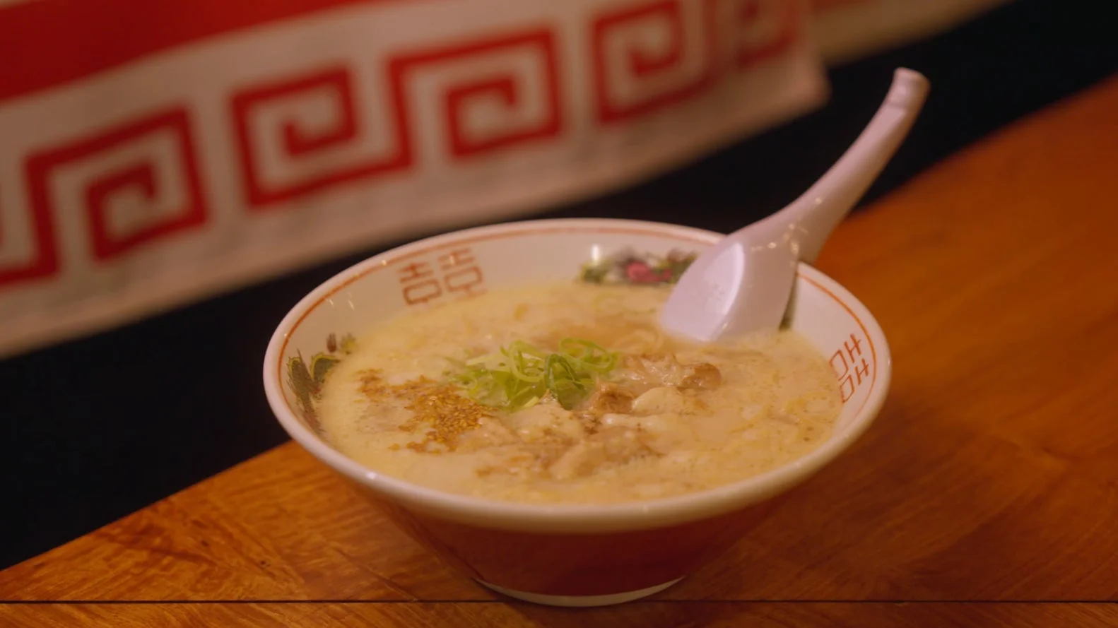 クリーミーなスープの麺料理
