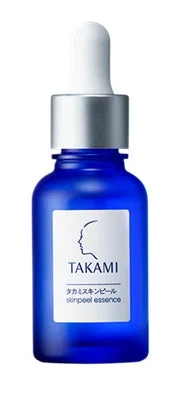 青いボトルに入ったタカミスキンピール美容液の製品画像です。白いラベルにはブランド名「TAKAMI」と製品名が記載されており、スポイトキャップが特徴的です。