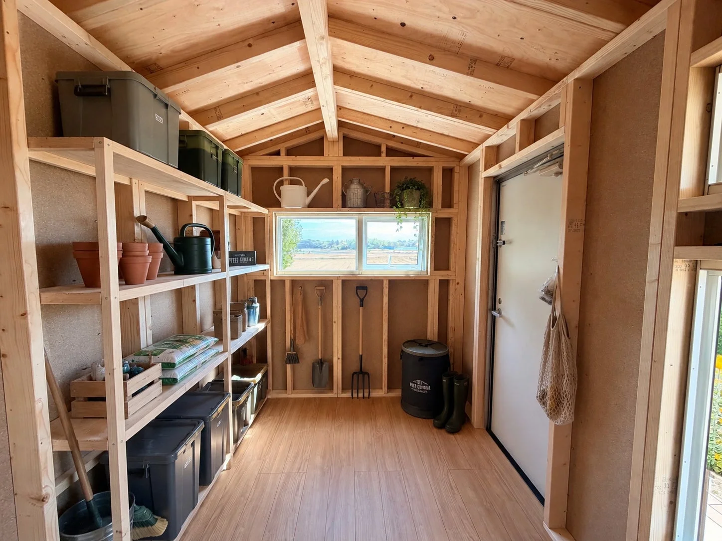 ガーデニング用品が整頓された小屋の内部