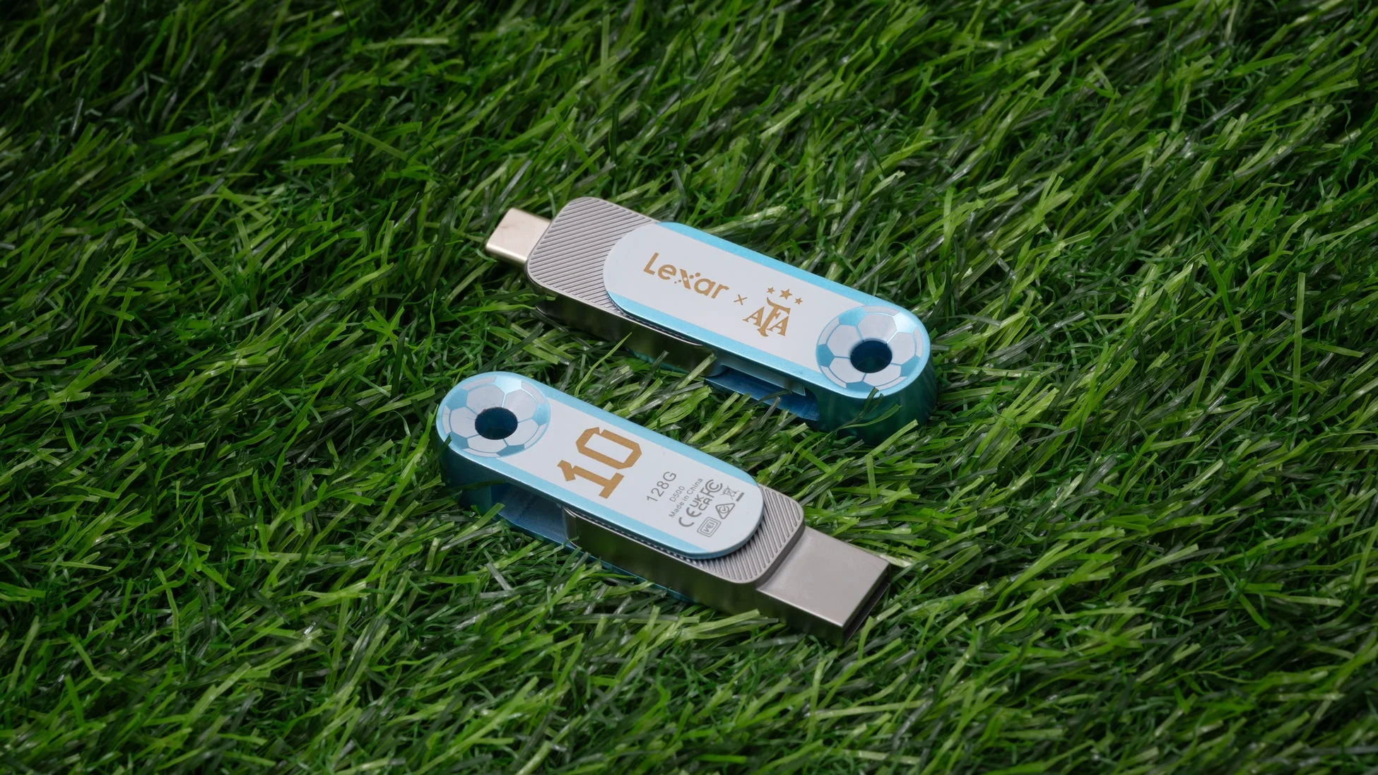 芝生の上に置かれたLexarとATAのコラボレーションUSBメモリ
