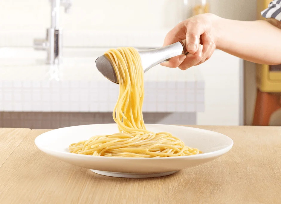 スパゲッティを盛り付ける様子