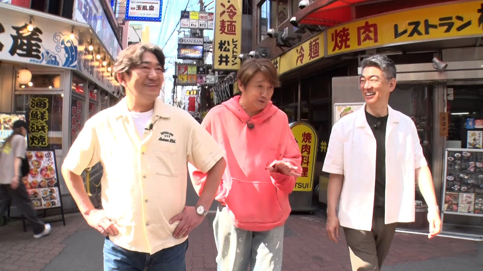 商店街を笑顔で歩く3人