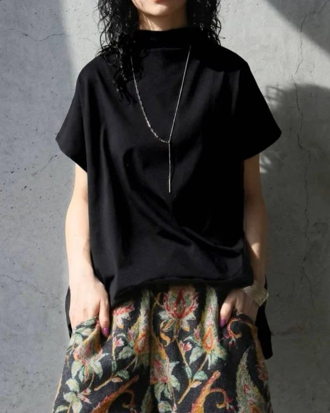 黒のハイネックトップスを着た女性