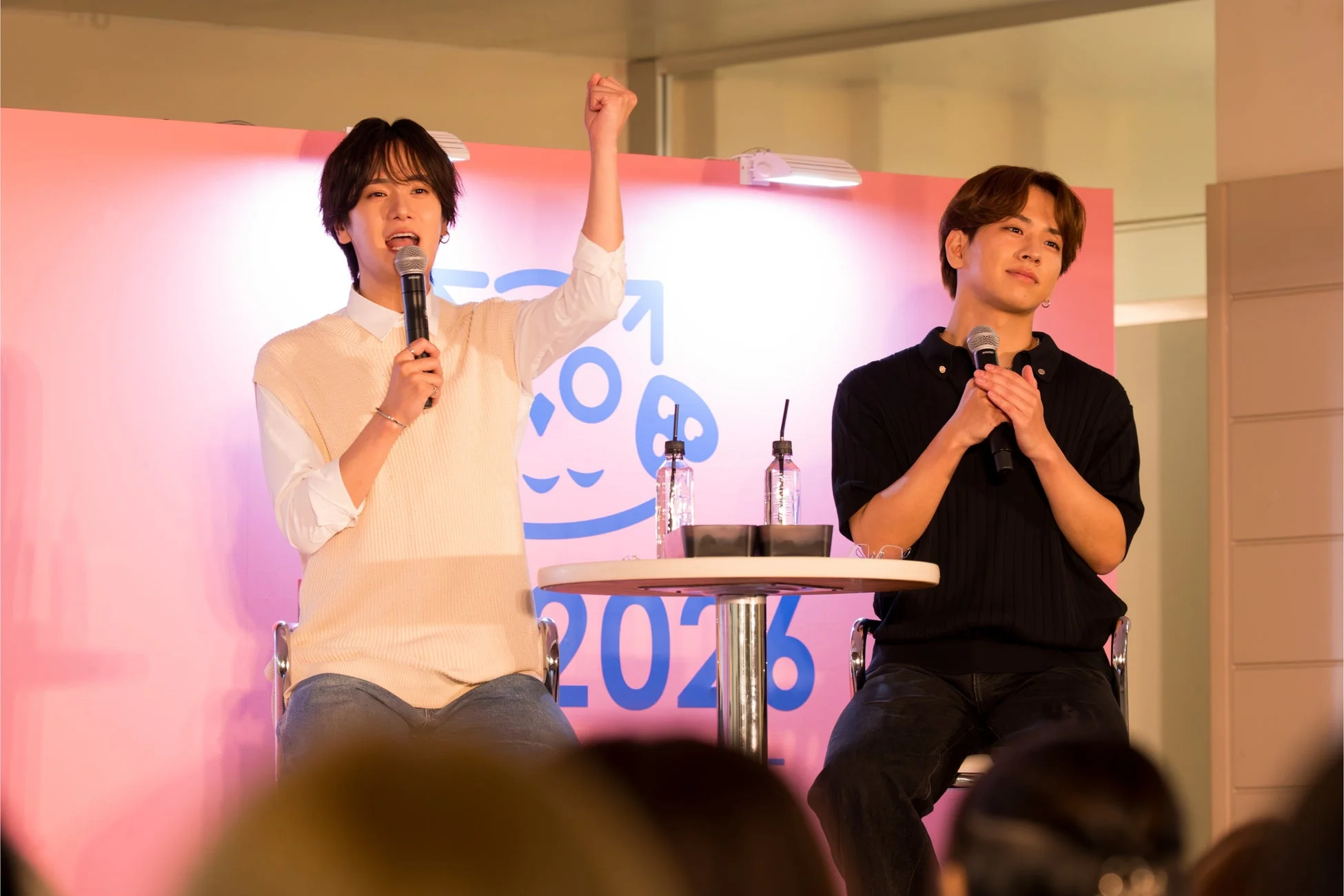 ステージで笑顔を見せる主演俳優