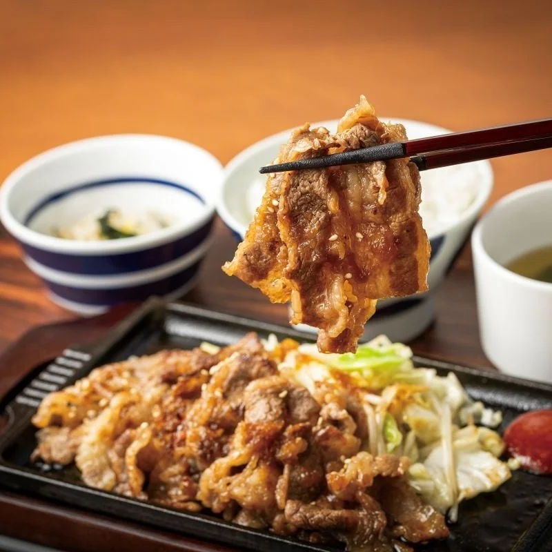 熱々の鉄板に盛られた焼肉定食