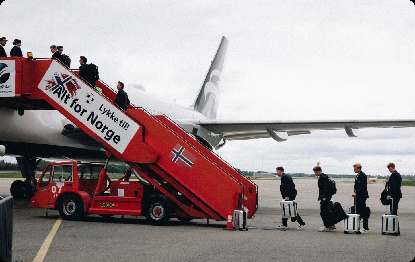 ノルウェー代表チームと国旗が収められたスーツケース