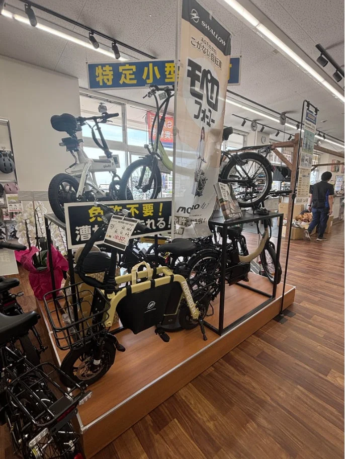 店舗内のMOPEROディスプレイ