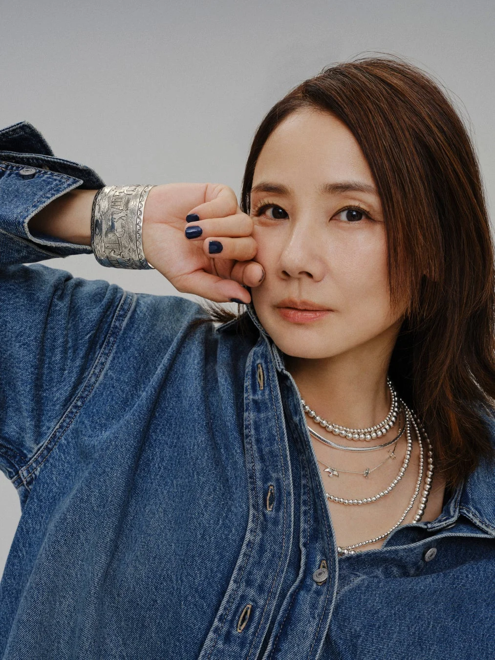 デニムスタイルで表情豊かな吉田羊さん