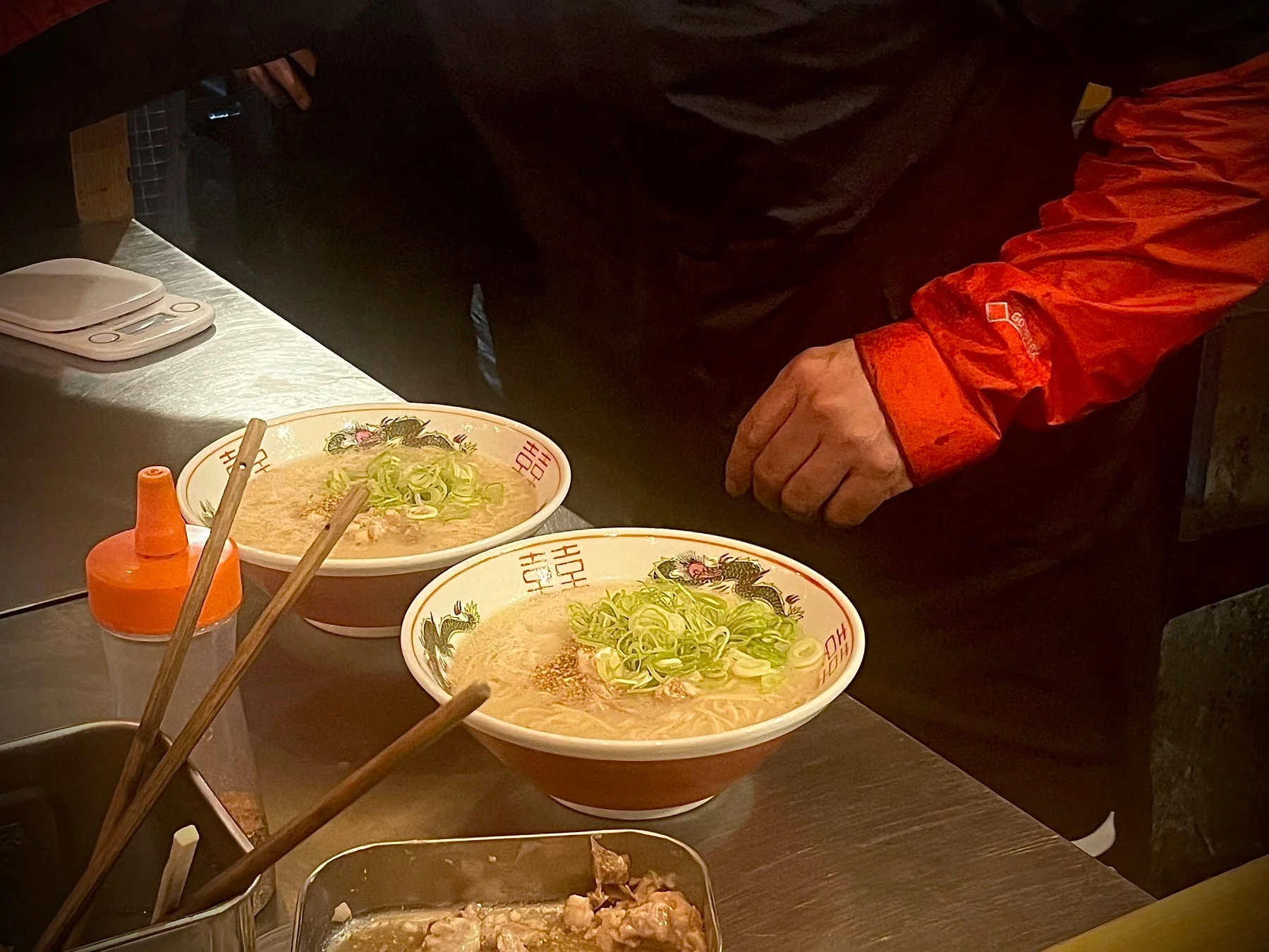 ラーメンを食べるお客様
