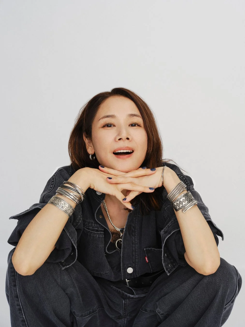 デニムスタイルでポーズをとる吉田羊さん