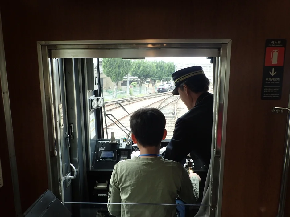 運転席で子供と運転士