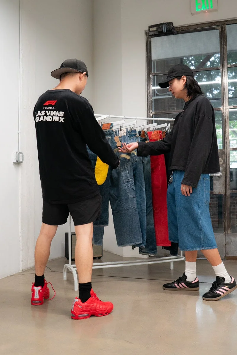 服屋でジーンズを見ている二人