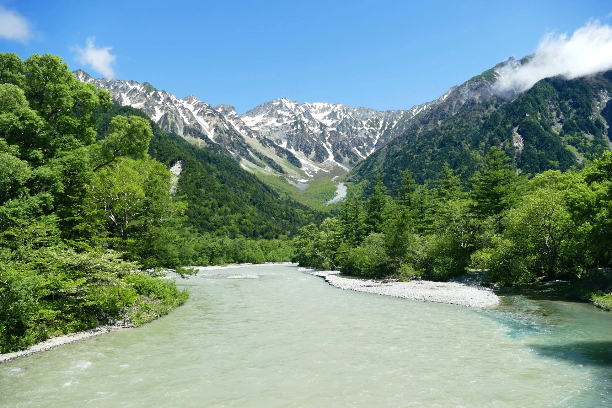 上高地の美しい渓谷と山々