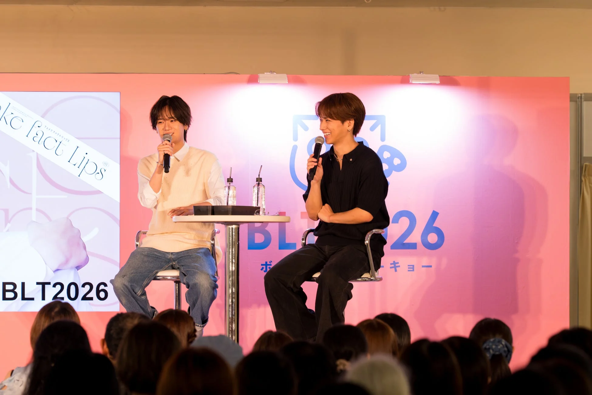ステージ上で話す主演俳優たち