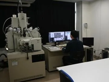 研究室で走査型電子顕微鏡を操作する研究者