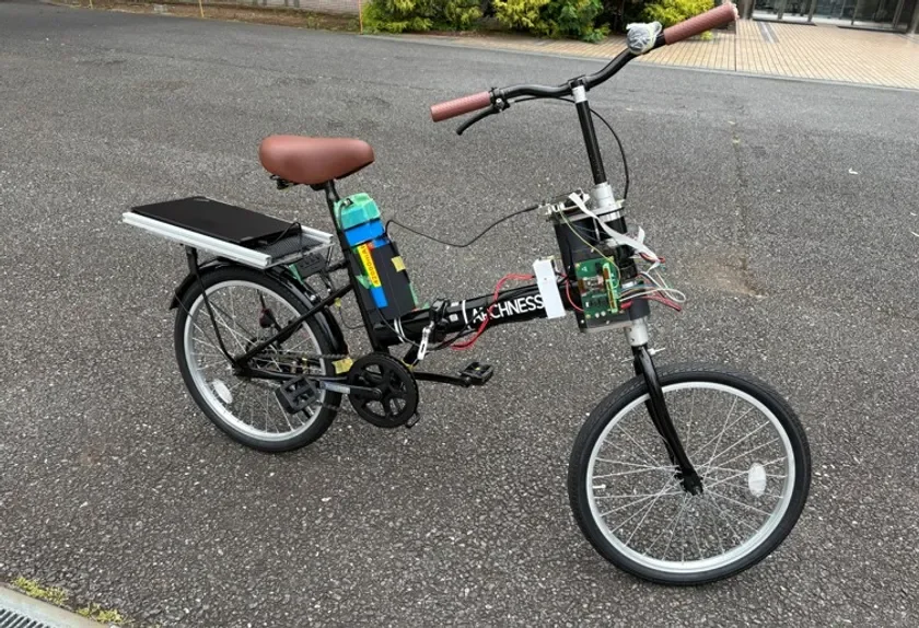 「曲がりたい」と「転びそう」を見分ける電動バイクのプロトタイプ