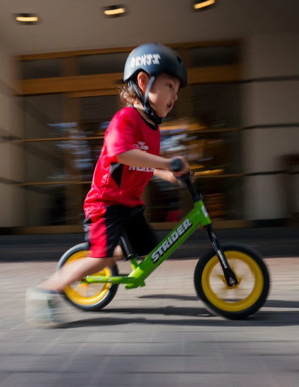STRIDERで走行中の子ども