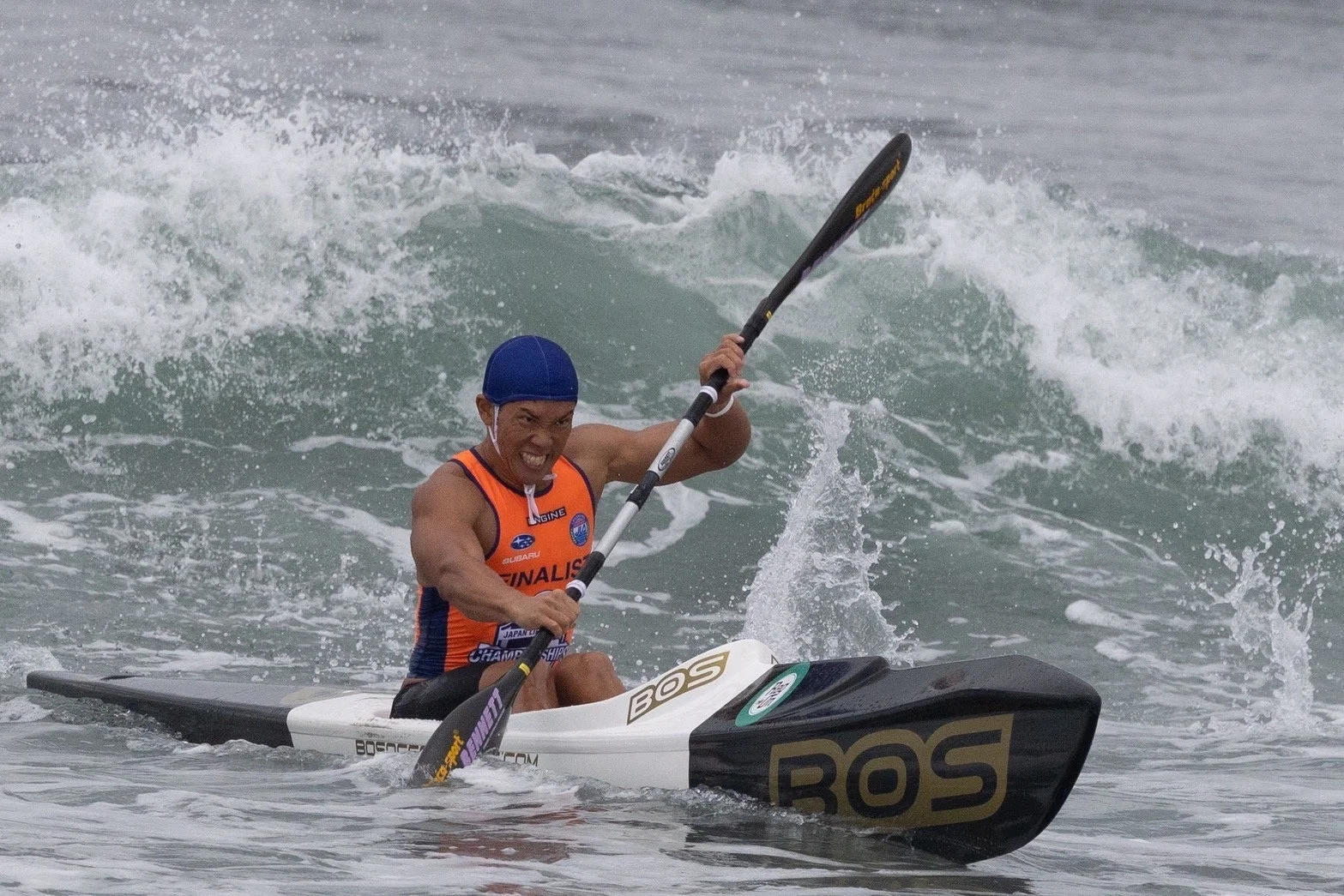 荒波の中をパドリングする西山俊選手