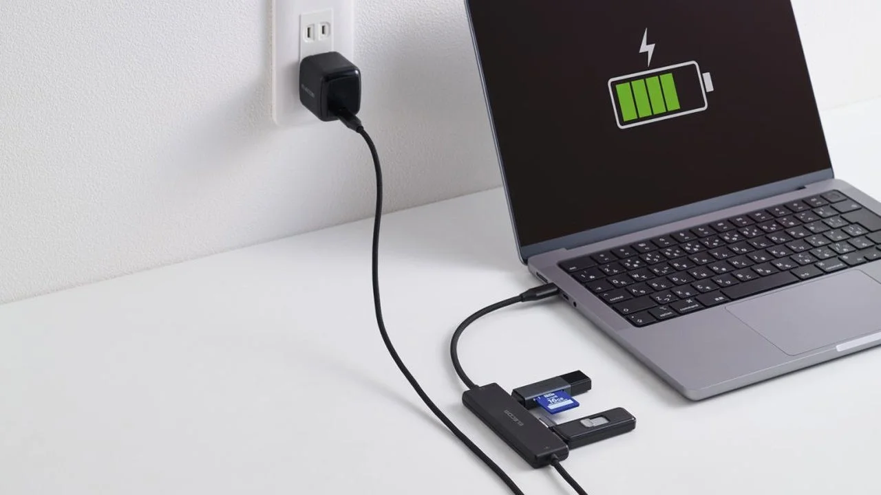 ノートパソコンと充電中のUSBハブ
