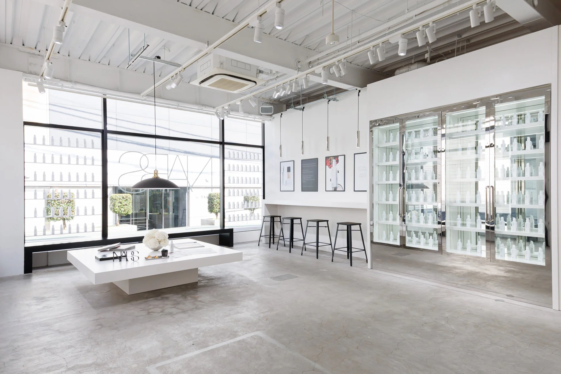 NARS LIGHT REFLECTING LOUNGEの様子