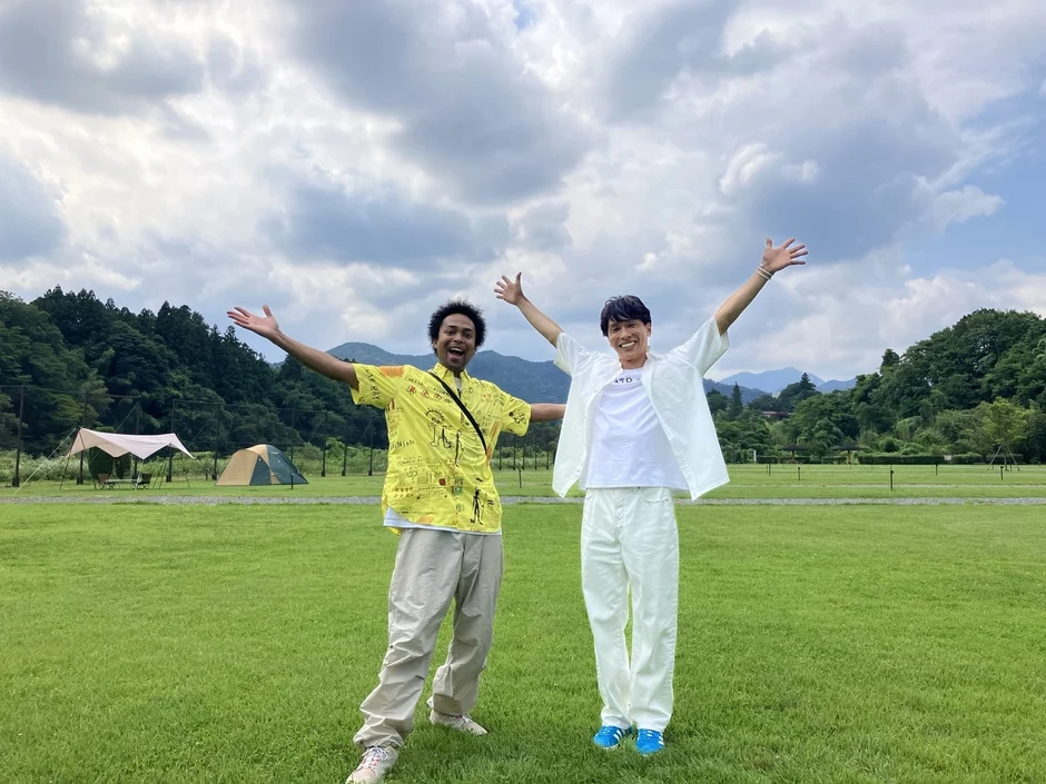 男性二人、笑顔、アウトドア、キャンプ場、広場、自然、友人、楽しい、夏、青空、山、緑
