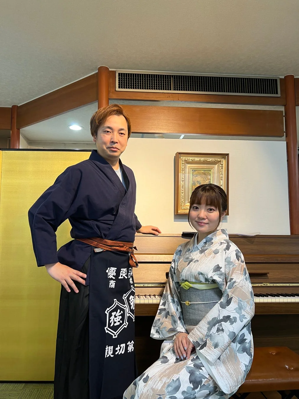和服姿の明珍宏和さんと植村美有さん
