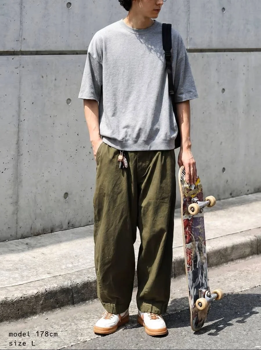 グレーの半袖スウェットを着た男性