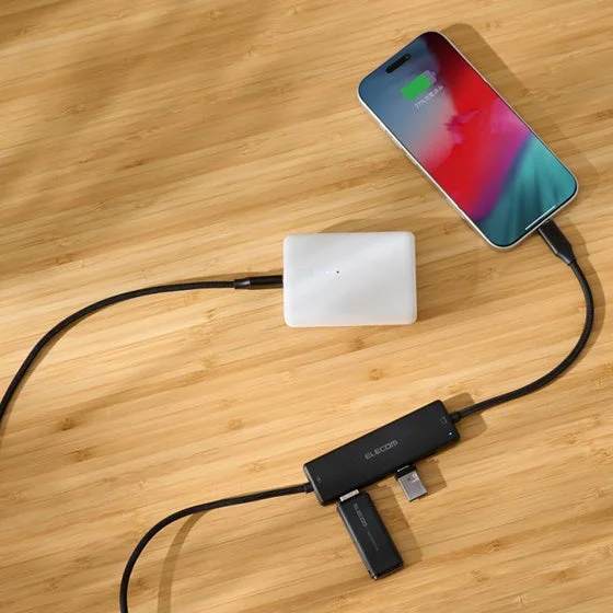 スマートフォンと充電中のUSBハブ