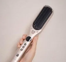 ブラシを手に持っている画像