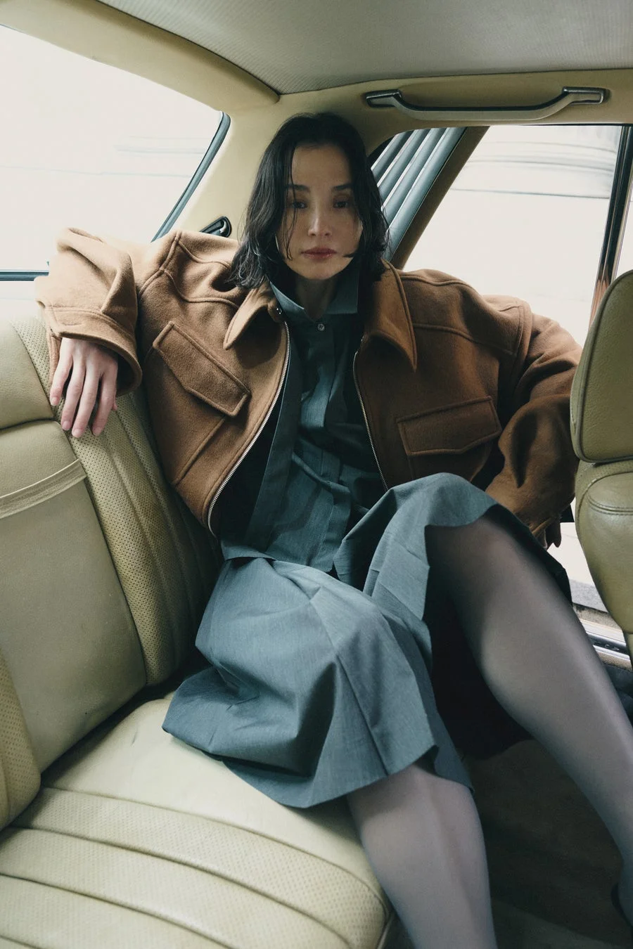 女性モデルの車内ポートレート