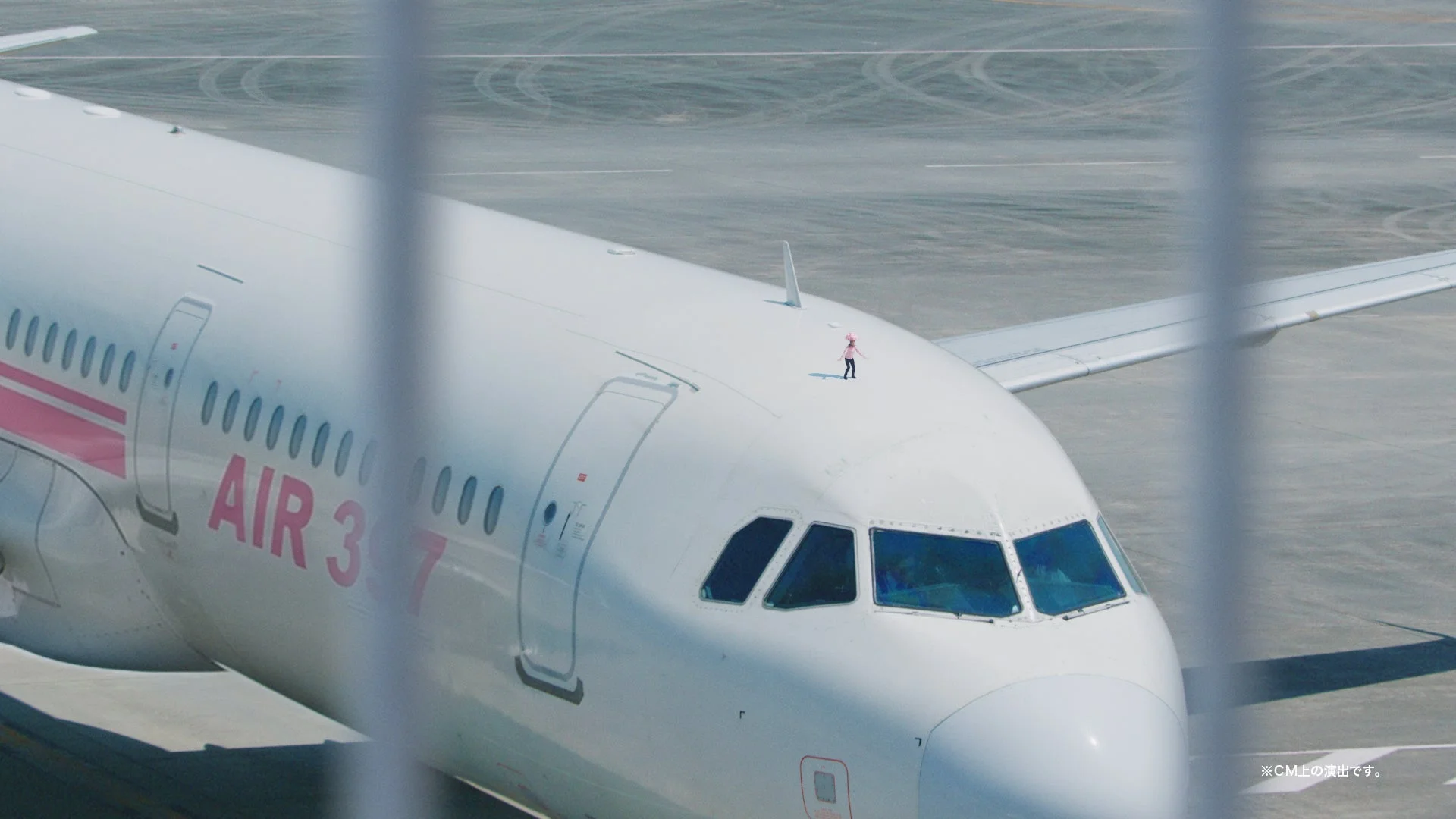 飛行機の上で歌う高木さん