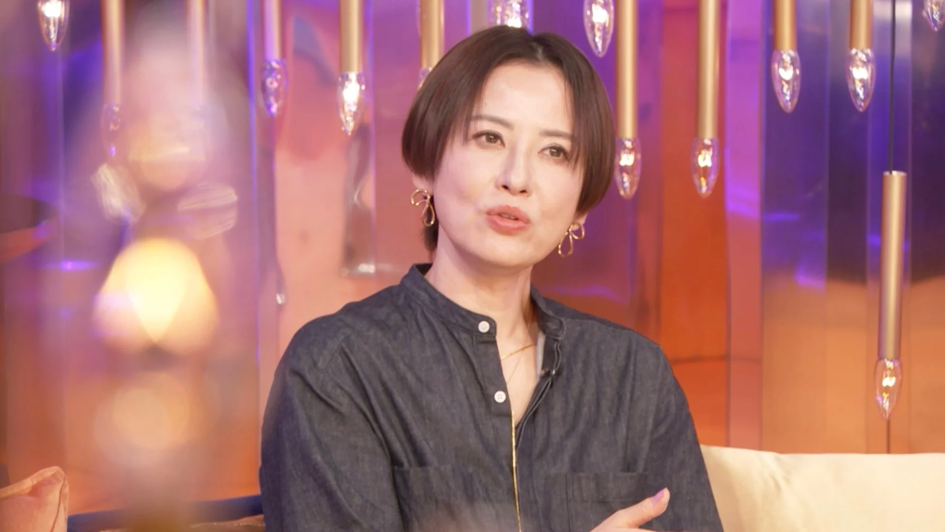 笑顔で話す鈴木砂羽さん