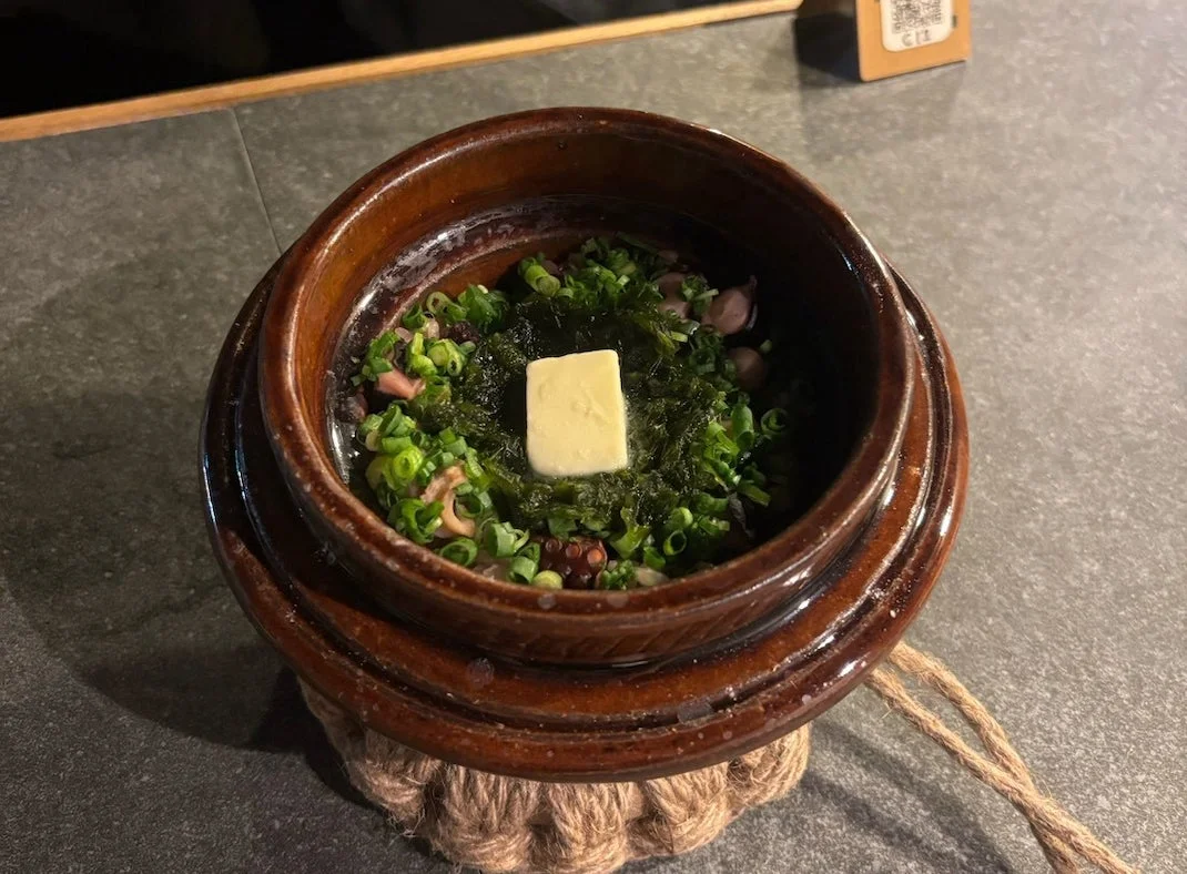 タコのぶつ切りとバターが乗った釜飯