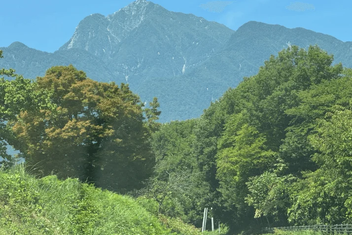 山々が広がる自然の風景
