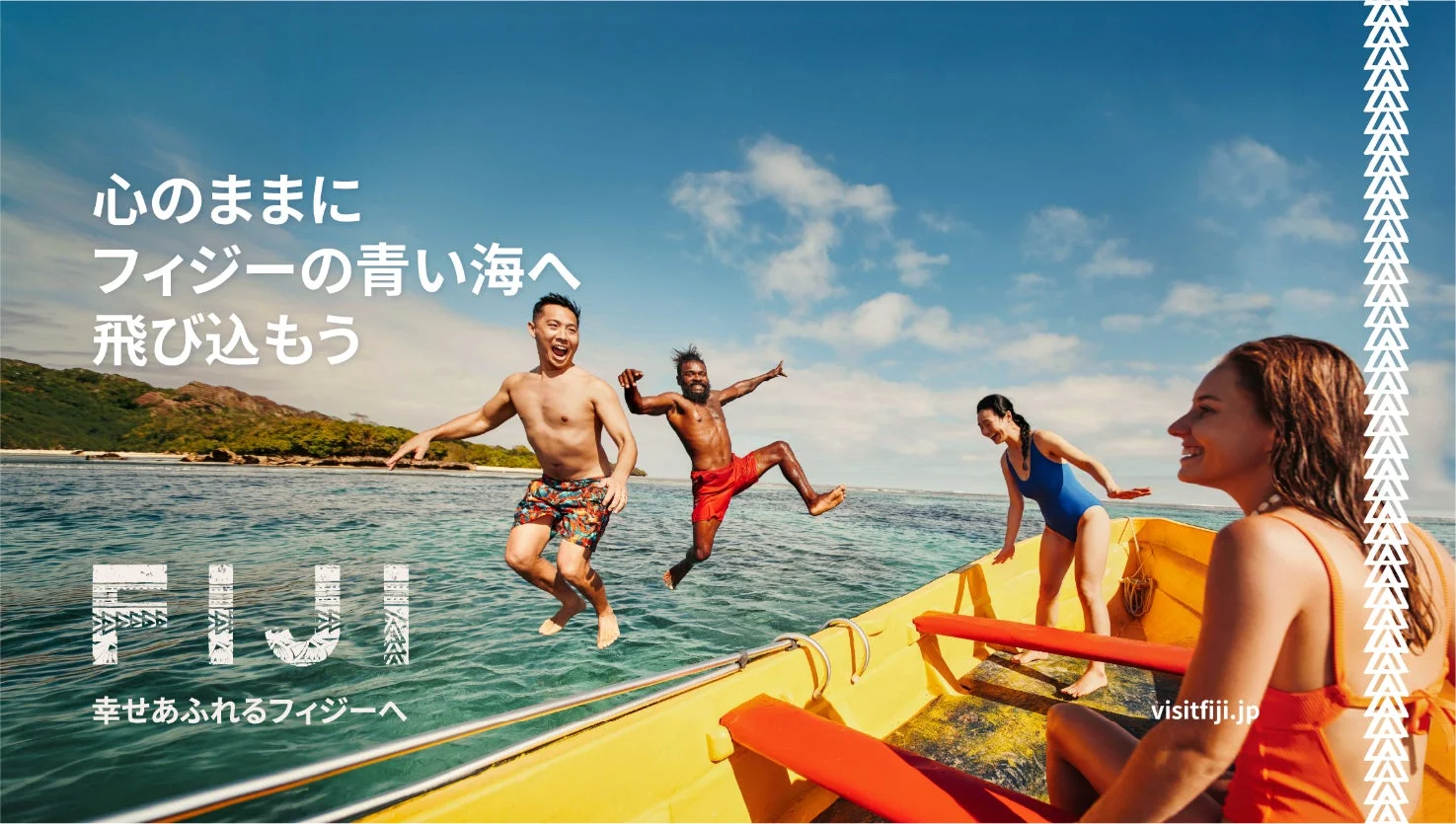 ボートから海に飛び込む人々