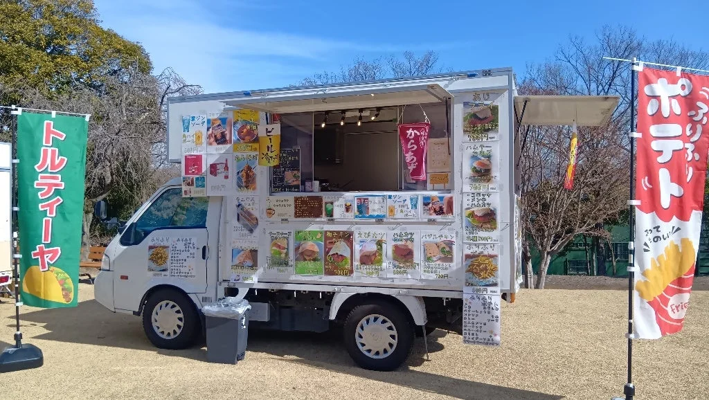 屋外に停車している白いフードトラック