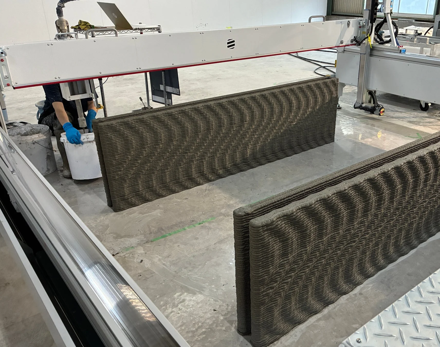 建設用3Dプリンタの造形風景
