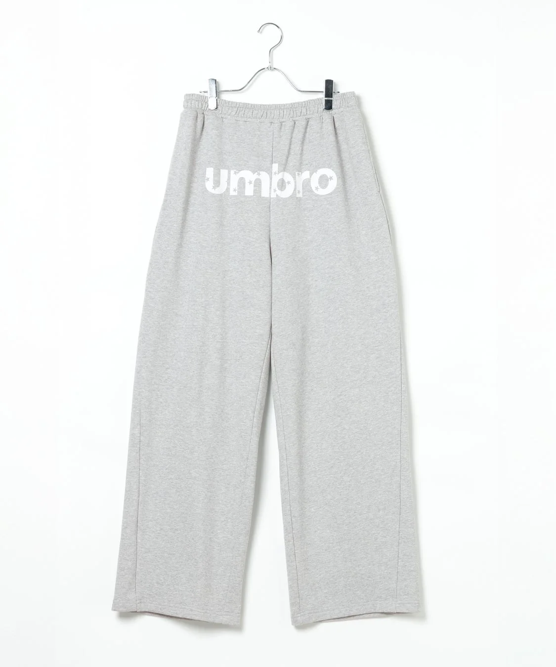 背面ロゴ入りグレーのスウェットパンツ