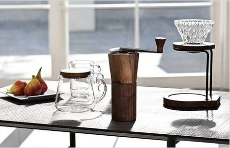 コーヒーグラインダーとドリッパー