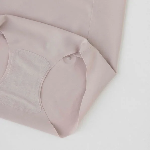 淡いラベンダー色のシームレスな女性用ショーツ