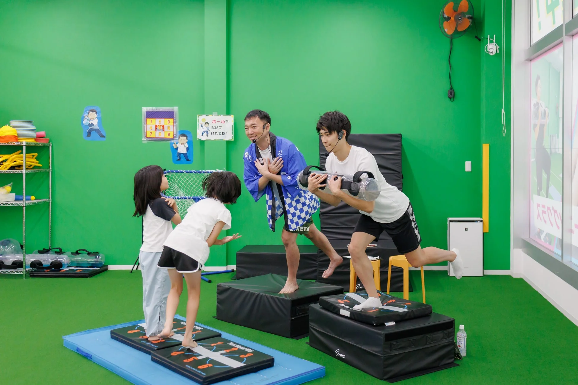 インストラクターと子どもたちが運動している様子